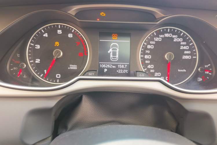 Used Audi A4L 2013 35 TFSI Automatic Comfort Model Odometer Close Up