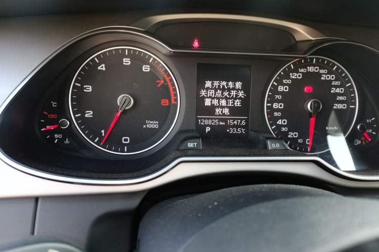 Used Audi A4L 2013 35 TFSI Automatic Comfort Model Odometer Close Up