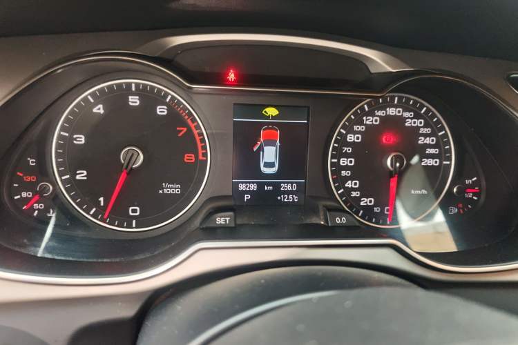Used Audi A4L 2013 35 TFSI Automatic Technology Edition Odometer Close Up
