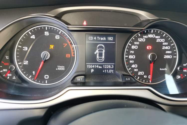 Used Audi A4L 2013 35 TFSI Automatic Comfort Model Odometer Close Up