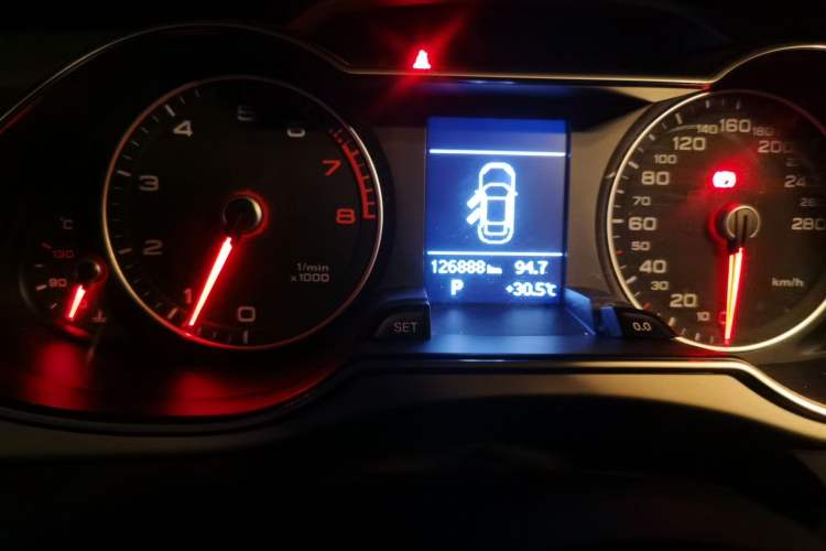 Used Audi A4L 2013 35 TFSI Automatic Comfort Model Odometer Close Up