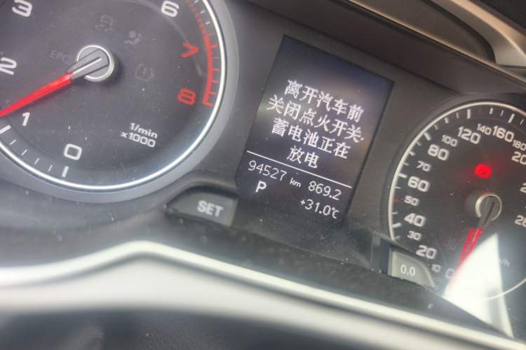 Used Audi A4L 2013 35 TFSI Automatic Comfort Model Odometer Close Up