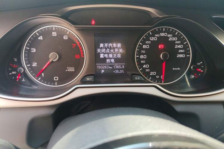 Used Audi A4L 2013 35 TFSI Automatic Comfort Model Odometer Close Up