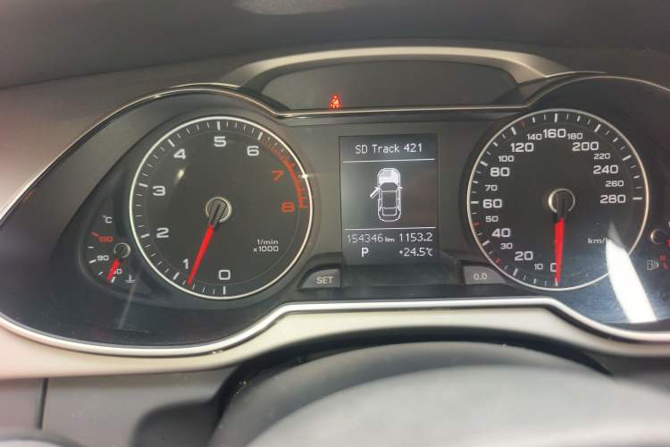 Used Audi A4L 2013 35 TFSI Automatic Standard Model Odometer Close Up