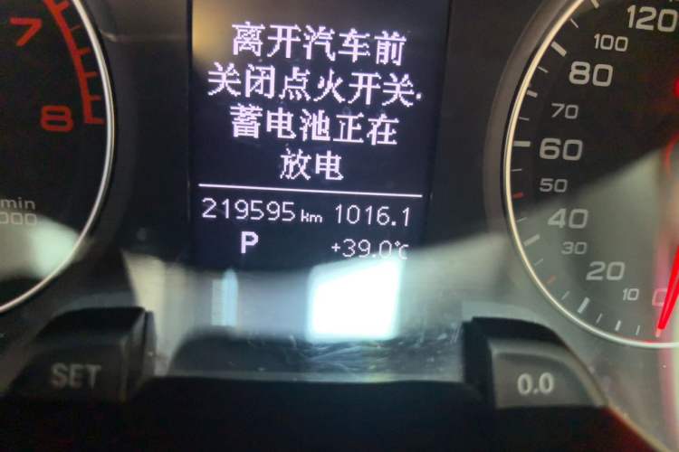 Used Audi A4L 2013 35 TFSI Automatic Standard Model Odometer Close Up
