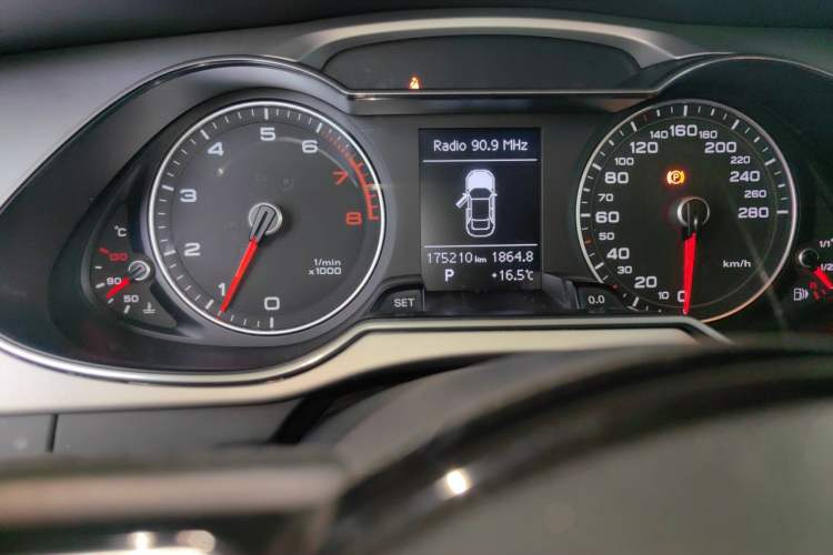 Used Audi A4L 2013 35 TFSI Automatic Comfort Model Odometer Close Up