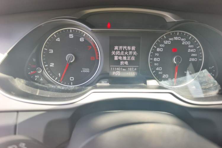 Used Audi A4L 2013 35 TFSI Automatic Standard Model Odometer Close Up