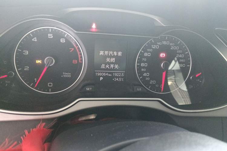 Used Audi A4L 2013 35 TFSI Automatic Standard Model Odometer Close Up