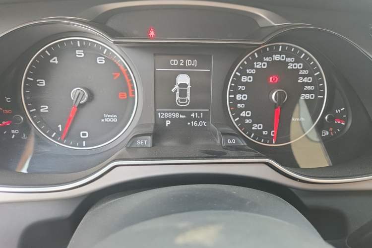 Used Audi A4L 2013 35 TFSI Automatic Standard Model Odometer Close Up