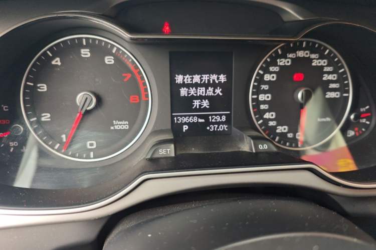 Used Audi A4L 2013 35 TFSI Automatic Standard Model Odometer Close Up