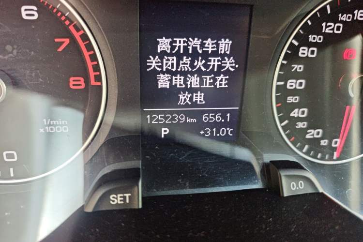 Used Audi A4L 2013 35 TFSI Automatic Standard Model Odometer Close Up