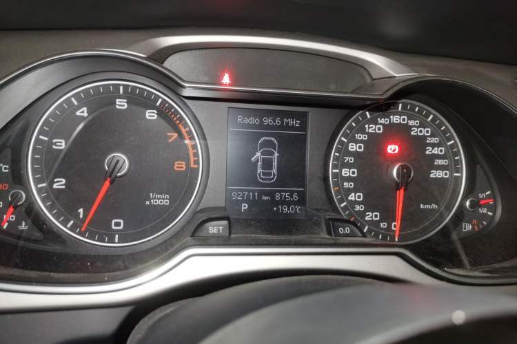 Used Audi A4L 2013 35 TFSI Automatic Standard Model Odometer Close Up