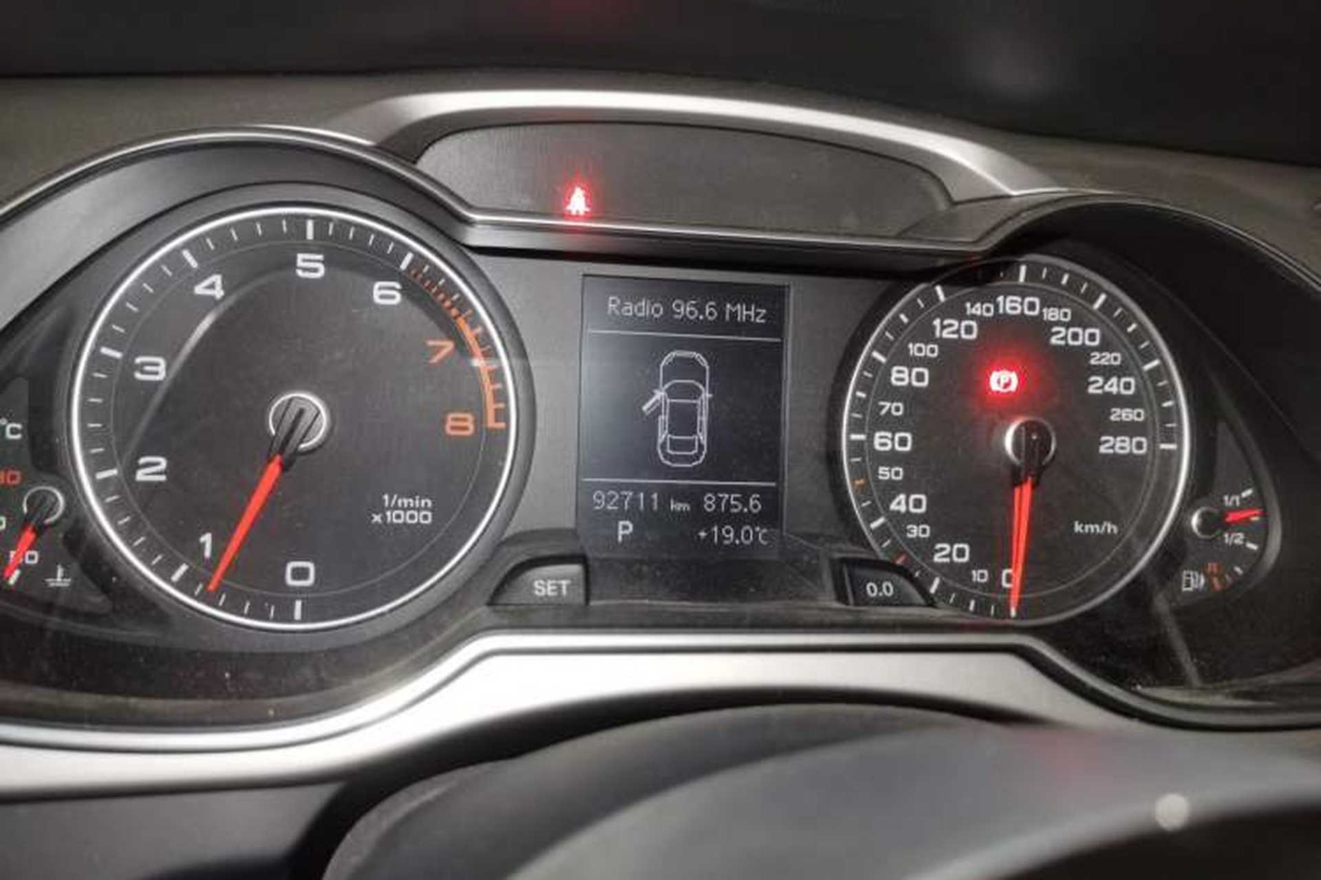Used Audi A4L 2013 35 TFSI Automatic Standard Model Odometer Close Up