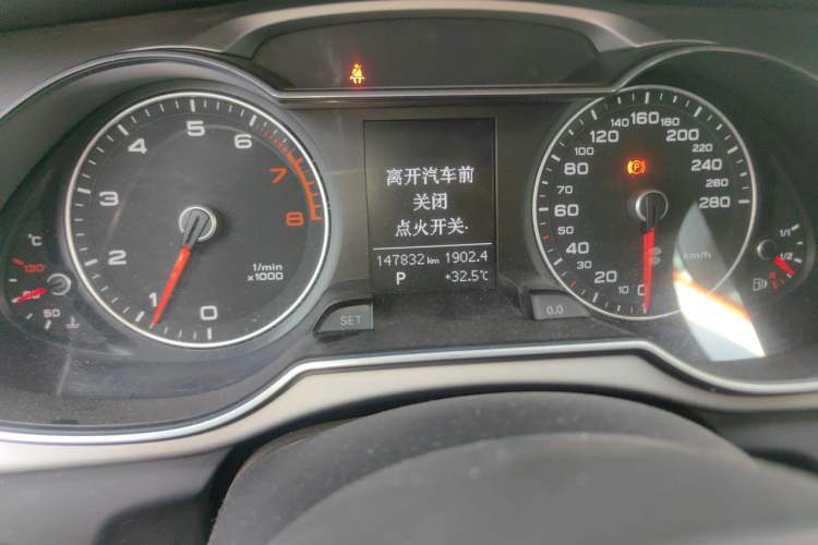Used Audi A4L 2013 35 TFSI Automatic Comfort Model Odometer Close Up