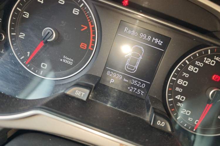 Used Audi A4L 2013 35 TFSI Automatic Comfort Model Odometer Close Up