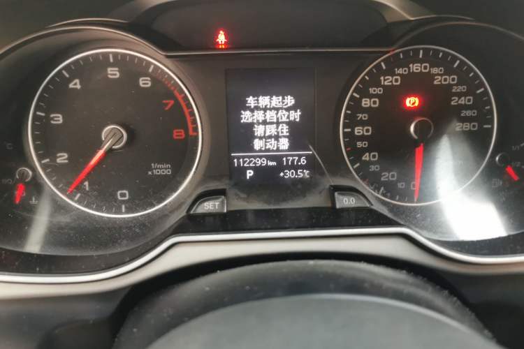 Used Audi A4L 2013 35 TFSI Automatic Comfort Model Odometer Close Up
