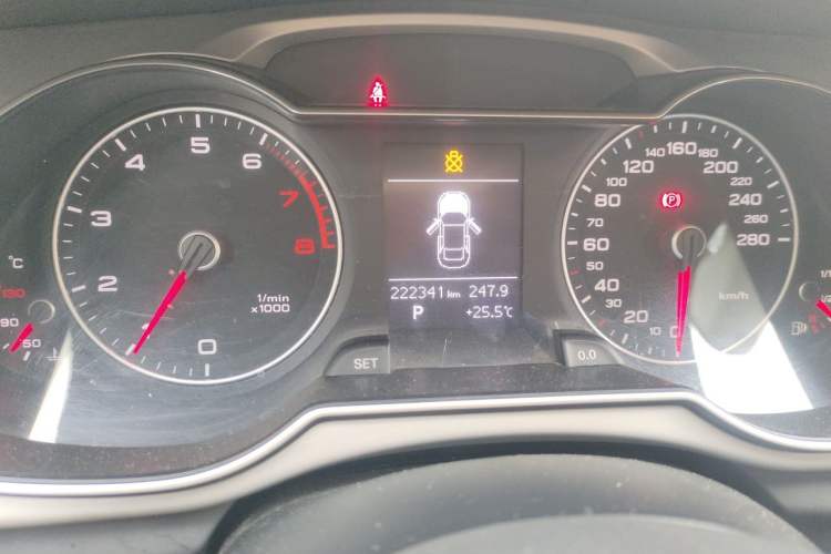 Used Audi A4L 2013 35 TFSI Automatic Standard Model Odometer Close Up