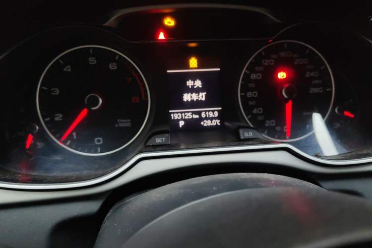 Used Audi A4L 2013 35 TFSI Automatic Standard Model Odometer Close Up