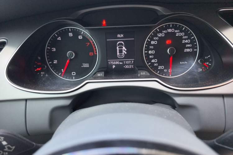 Used Audi A4L 2013 35 TFSI Automatic Comfort Model Odometer Close Up
