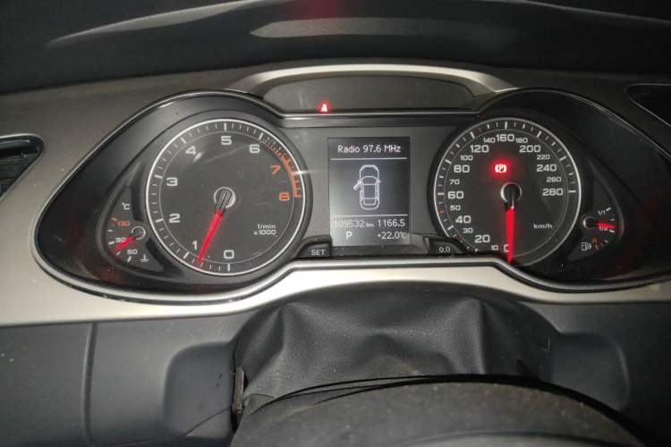 Used Audi A4L 2013 35 TFSI Automatic Standard Model Odometer Close Up