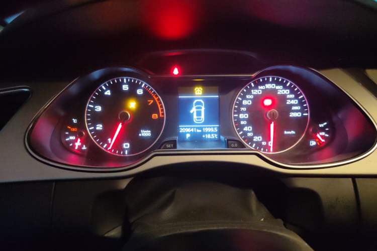 Used Audi A4L 2013 35 TFSI Automatic Standard Model Odometer Close Up