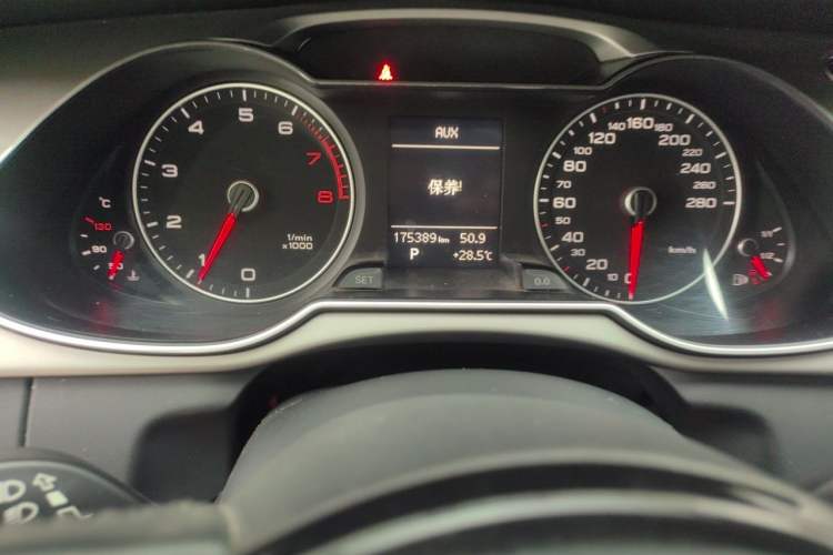 Used Audi A4L 2013 35 TFSI Automatic Comfort Model Odometer Close Up