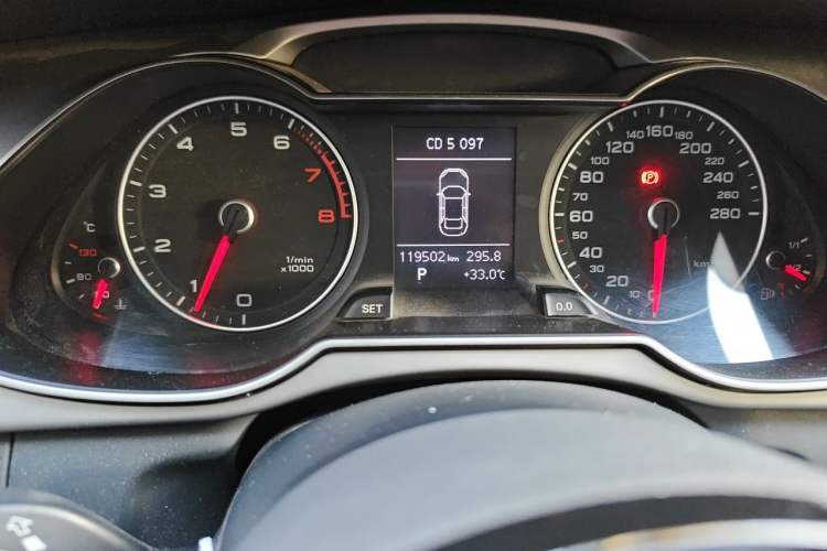Used Audi A4L 2013 35 TFSI Automatic Standard Model Odometer Close Up
