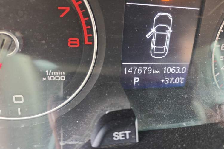 Used Audi A4L 2013 35 TFSI Automatic Standard Model Odometer Close Up