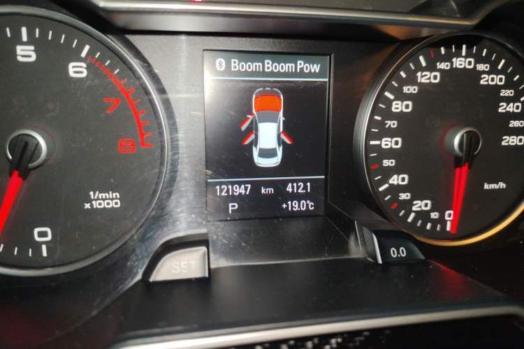 Used Audi A4L 2013 40 TFSI quattro Sport version Odometer Close Up