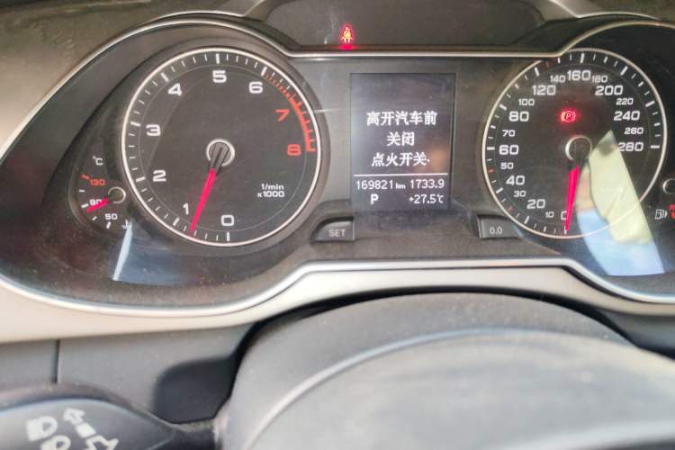 Used Audi A4L 2013 35 TFSI Automatic Standard Model Odometer Close Up