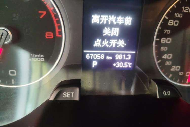 Used Audi A4L 2013 35 TFSI Automatic Comfort Model Odometer Close Up