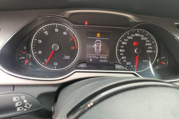 Used Audi A4L 2013 35 TFSI Automatic Comfort Model Odometer Close Up