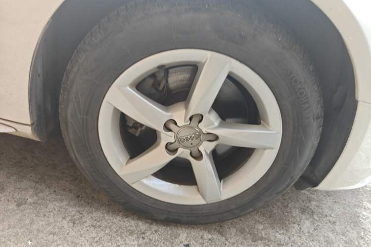 Used Audi A4L 2013 35 TFSI Automatic Comfort Model Right Front Wheel Hub