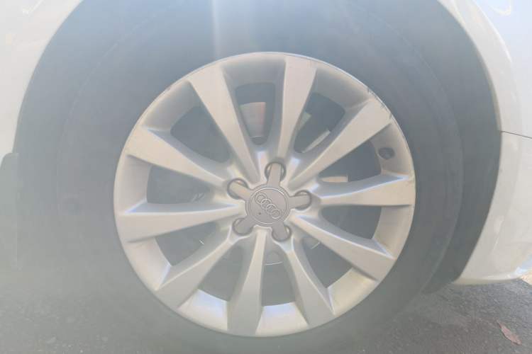 Used Audi A4L 2013 35 TFSI Automatic Standard Model Right Front Wheel Hub