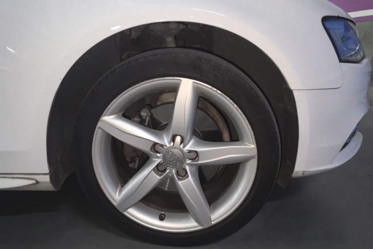 Used Audi A4L 2013 35 TFSI Automatic Standard Model Right Front Wheel Hub