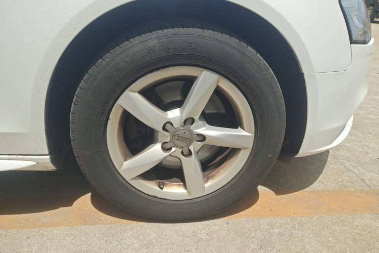 Used Audi A4L 2013 35 TFSI Automatic Standard Model Right Front Wheel Hub