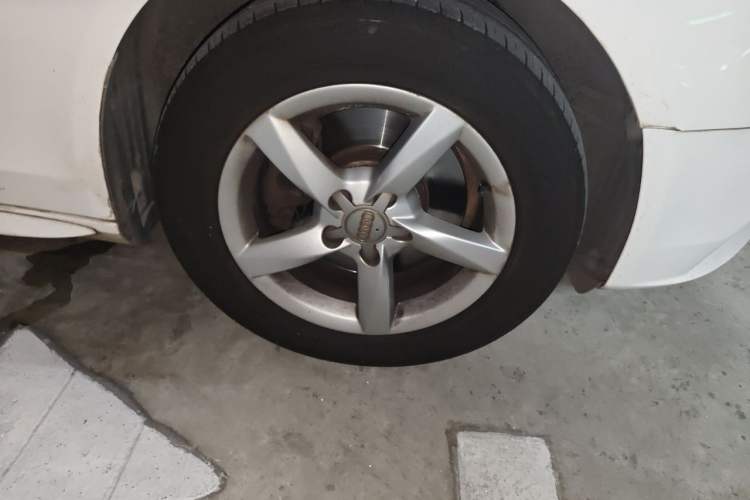 Used Audi A4L 2013 30 TFSI Manual Comfort Model Right Front Wheel Hub