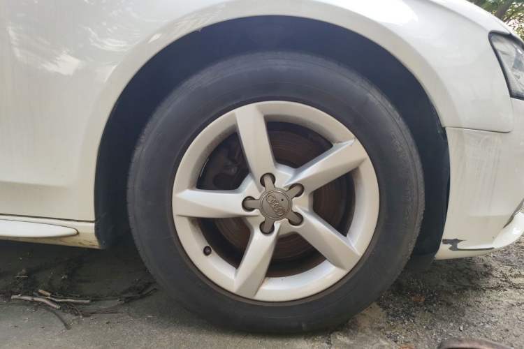 Used Audi A4L 2013 35 TFSI Automatic Comfort Model Right Front Wheel Hub