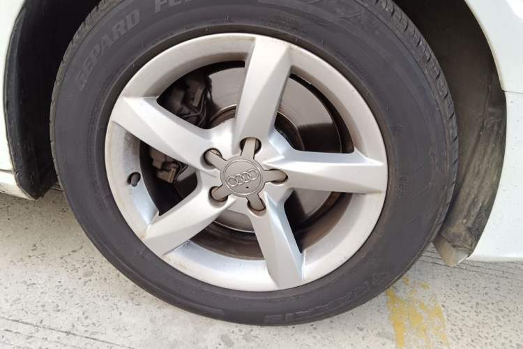 Used Audi A4L 2013 35 TFSI Automatic Standard Model Right Front Wheel Hub