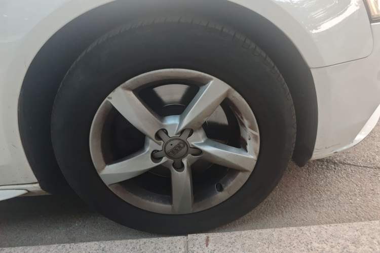 Used Audi A4L 2013 35 TFSI Automatic Standard Model Right Front Wheel Hub