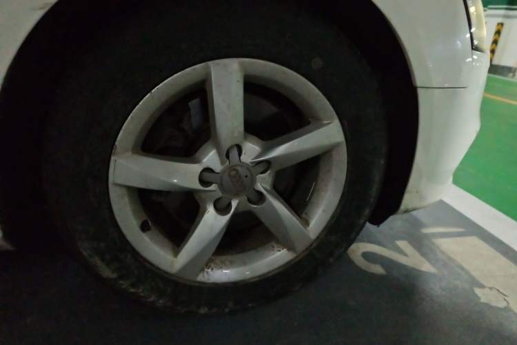 Used Audi A4L 2013 35 TFSI Automatic Comfort Model Right Front Wheel Hub