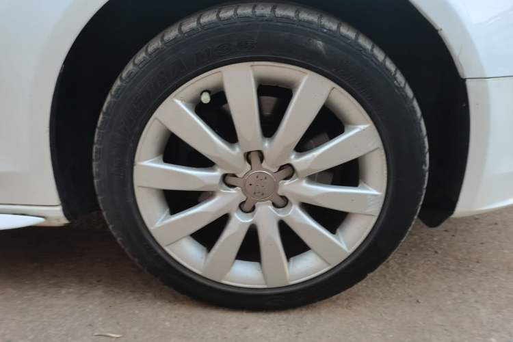 Used Audi A4L 2013 35 TFSI Automatic Standard Model Right Front Wheel Hub