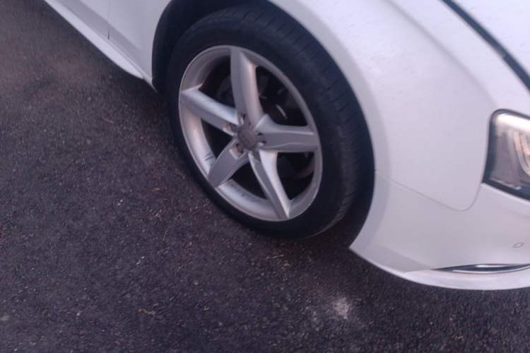 Used Audi A4L 2013 35 TFSI Automatic Comfort Model Right Front Wheel Hub