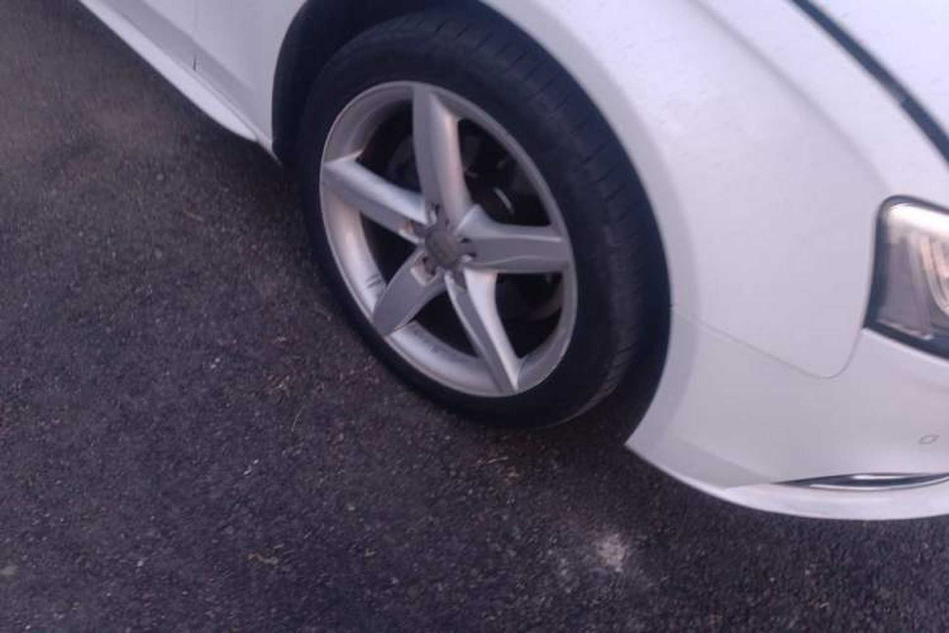 Used Audi A4L 2013 35 TFSI Automatic Comfort Model Right Front Wheel Hub