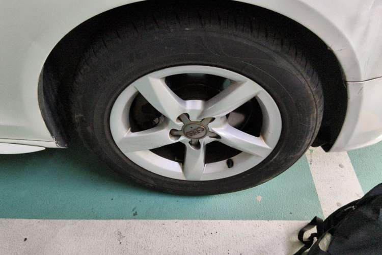 Used Audi A4L 2013 35 TFSI Automatic Standard Model Right Front Wheel Hub