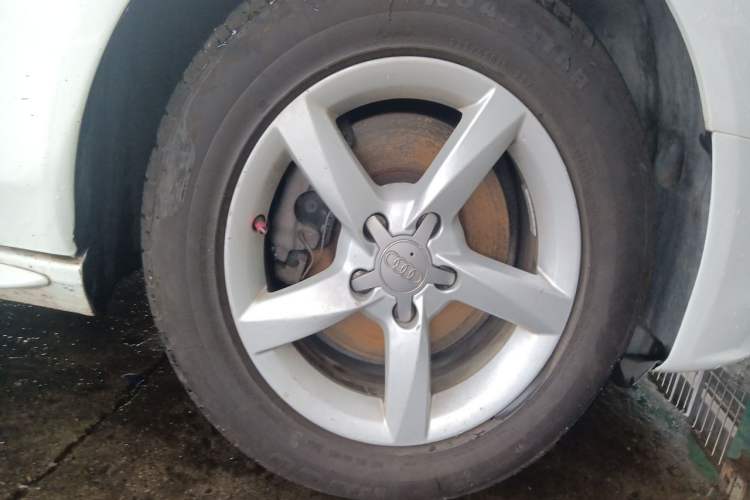 Used Audi A4L 2013 35 TFSI Automatic Comfort Model Right Front Wheel Hub