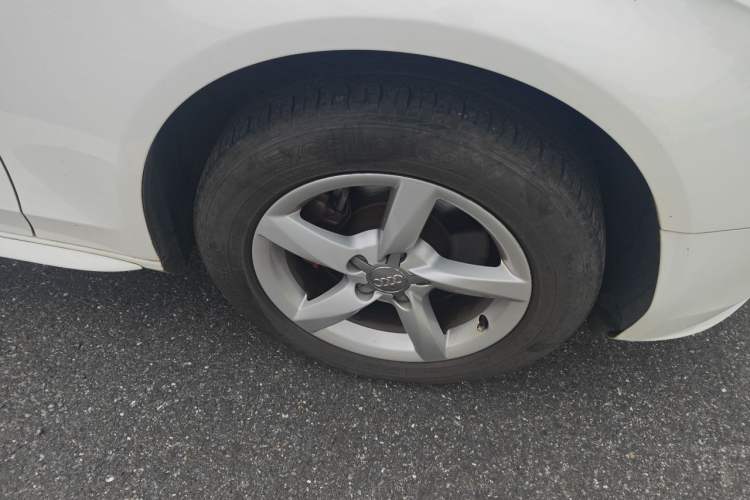 Used Audi A4L 2013 35 TFSI Automatic Standard Model Right Front Wheel Hub