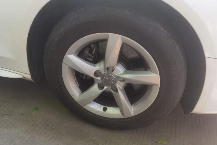 Used Audi A4L 2013 35 TFSI Automatic Standard Model Right Front Wheel Hub