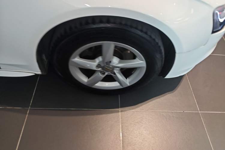 Used Audi A4L 2013 35 TFSI Automatic Standard Model Right Front Wheel Hub