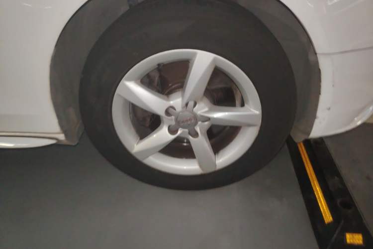 Used Audi A4L 2013 35 TFSI Automatic Comfort Model Right Front Wheel Hub